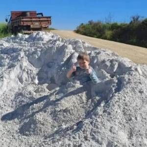 跳进石灰粉堆玩乐开心拍照！　7岁男童下一秒倒下身亡！
