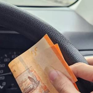 外劳乘客给RM20称“不用找钱了”　电召车司机自扇巴掌确认“车资只有RM5”