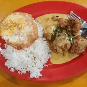 “白饭+4块奶油鸡+荷包蛋”收RM17.50！　食客吃到心痛“鸡肉大部分是面粉”