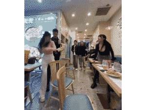 上海馄饨店“打人”事件冲上热搜，全网关注的却是女主角身材和颜值...