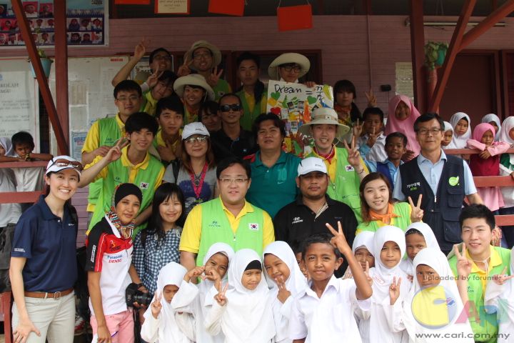 All smilesGroup shot of students and visitors at SK Kebagu.JPG