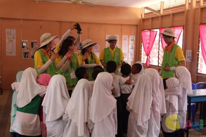 Happy Move volunteers demonstrating a cultural performance to students of SK Kebagu.JPG