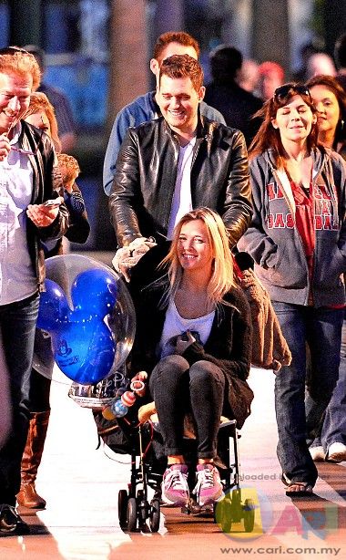 rs_634x1024-140219142458-634.Michael-Buble-Luisana-Lopilato-Disneyland.ms.021914.jpg