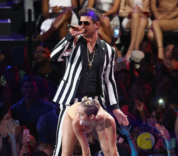 music-mtv-vma-2013-robin-thicke-miley-cyrus.jpg