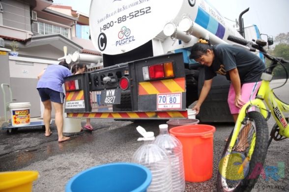 collecting_water_from_syabas_truck_840_559_100.jpg