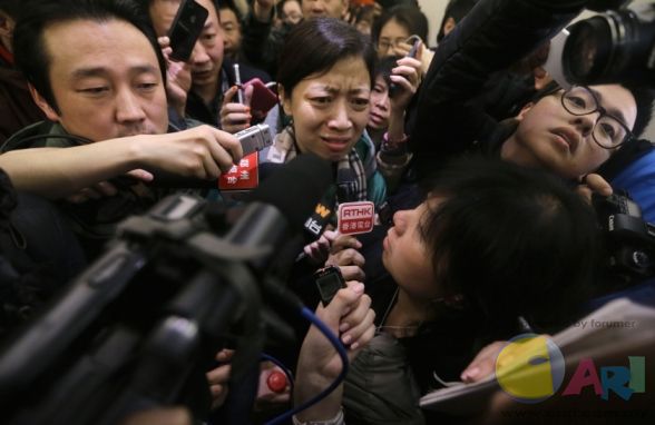 malaysian_airlines_flight_mh370_woman_in_beijing_20140308_840_545_100.JPG