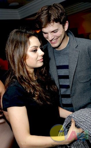 rs_634x1024-140112142720-634.Mila-Kunis-Ashton-Kutcher-Globes-party.jl.011214_copy.jpg