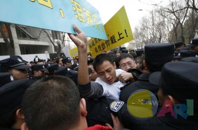 mh370_protest_beijing_2_reuters_400_262_100.JPG