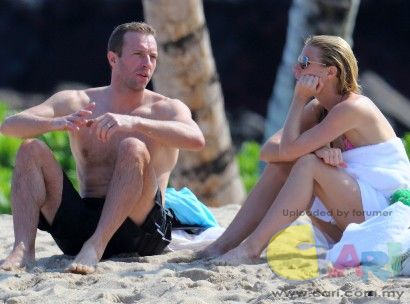 rs_1024x759-140105091426-1024.Chris-Martin-Gwyneth-Paltrow-Beach-Holiday-Bikini..jpg