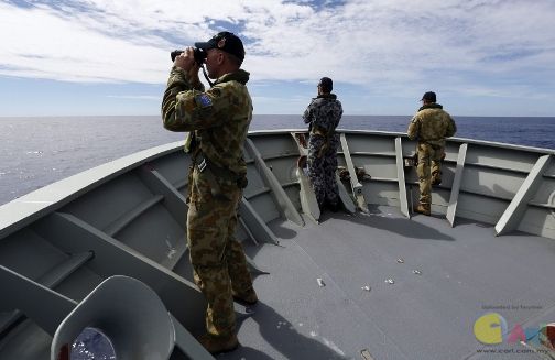 hmas_peart_mh370_search_binoculars_20140410_840_545_100.JPG