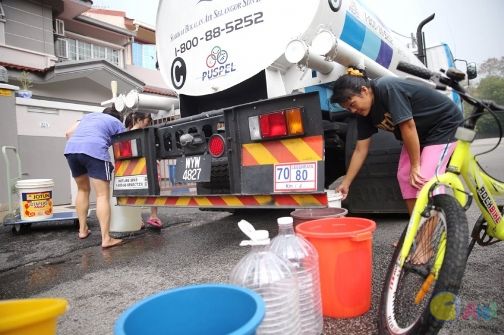 collecting_water_from_syabas_truck_840_559_100.jpg