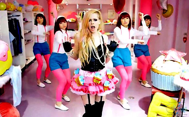 hello-kitty-avril-lavigne.jpg