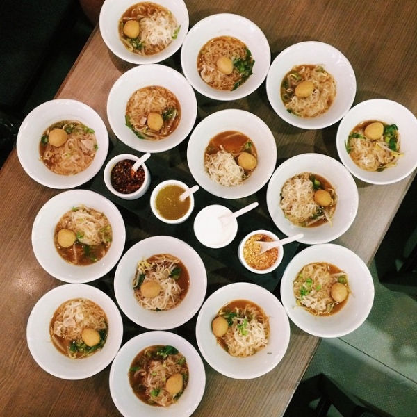 Keunikan Boat Noodle Makan Sampai Bertingkek-Tingkek