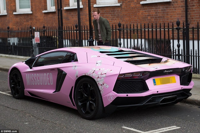 6 Gambar Lamborghini Aventador Warna Pink dirakam di 
