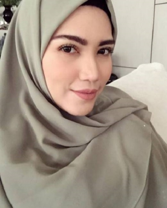 Elyana Kini Bertudung Setiap Hari Jumaat