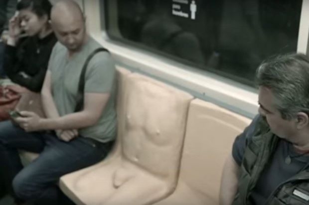 Pengguna Terkejut Kerusi Bentuk Zakar Dalam Tren