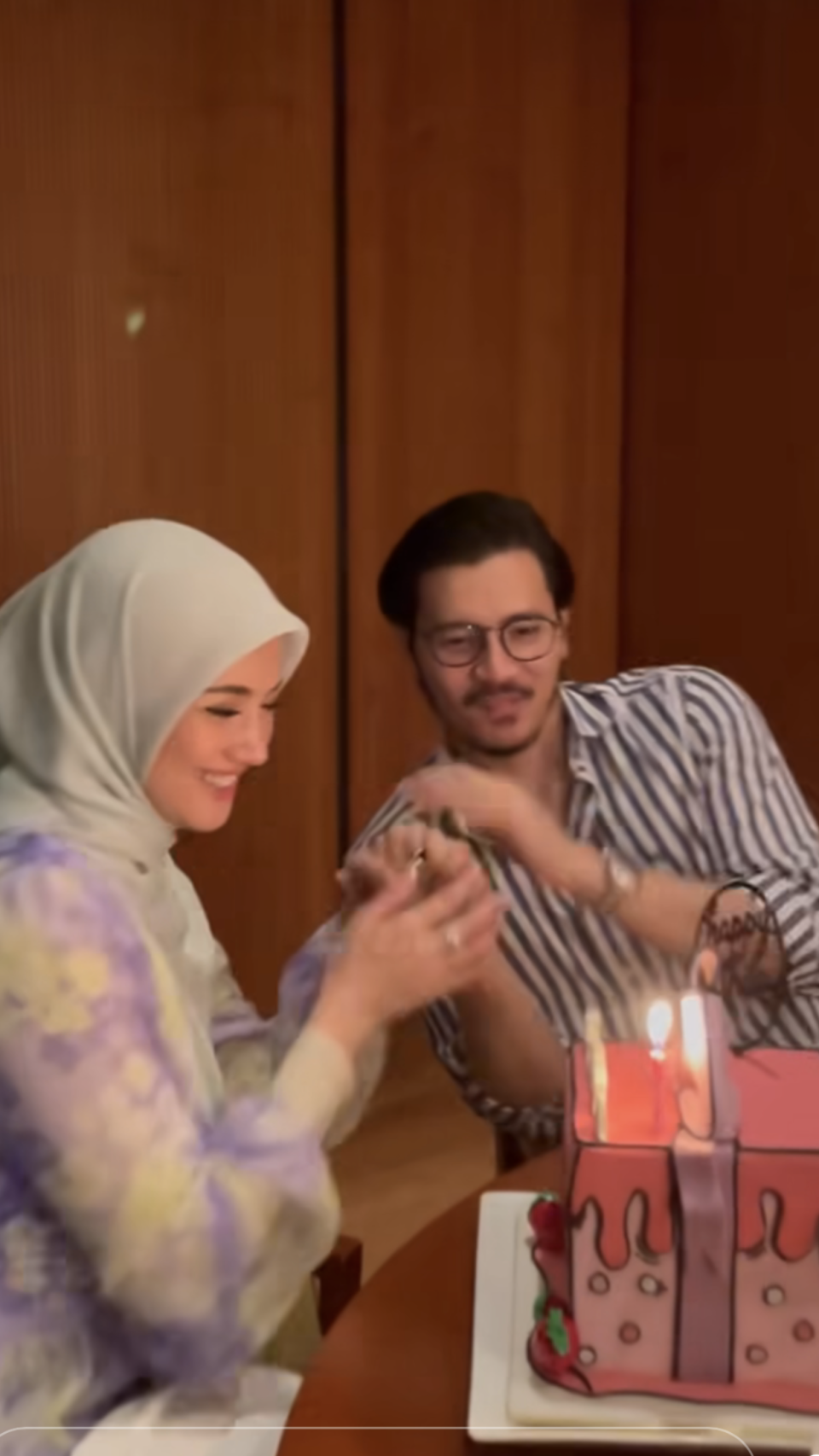 Fattah Amin sambut hari kelahiran ke-40 Fazura dalam suasana romantik makan malam berdua. Netizen tumpang bahagia.