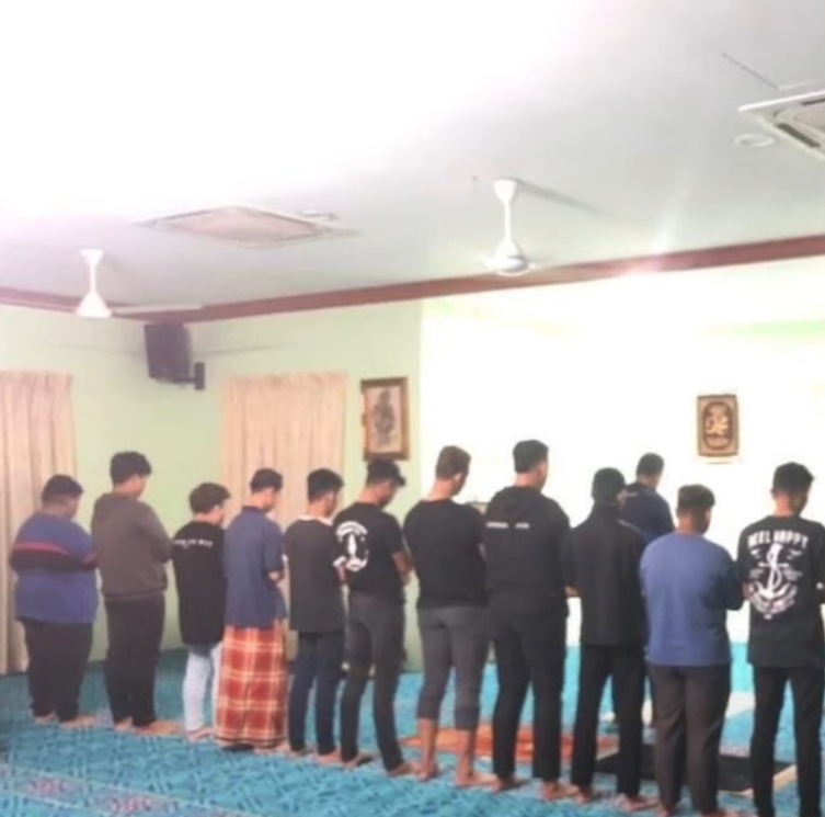 Asyik 'memekak' Di Jalan Raya , Mat Rempit Dibawa Solat Subuh Berjemaah ...