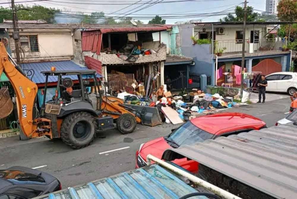 Warga emas hidup 'berteman' lebih 2 tan sampah