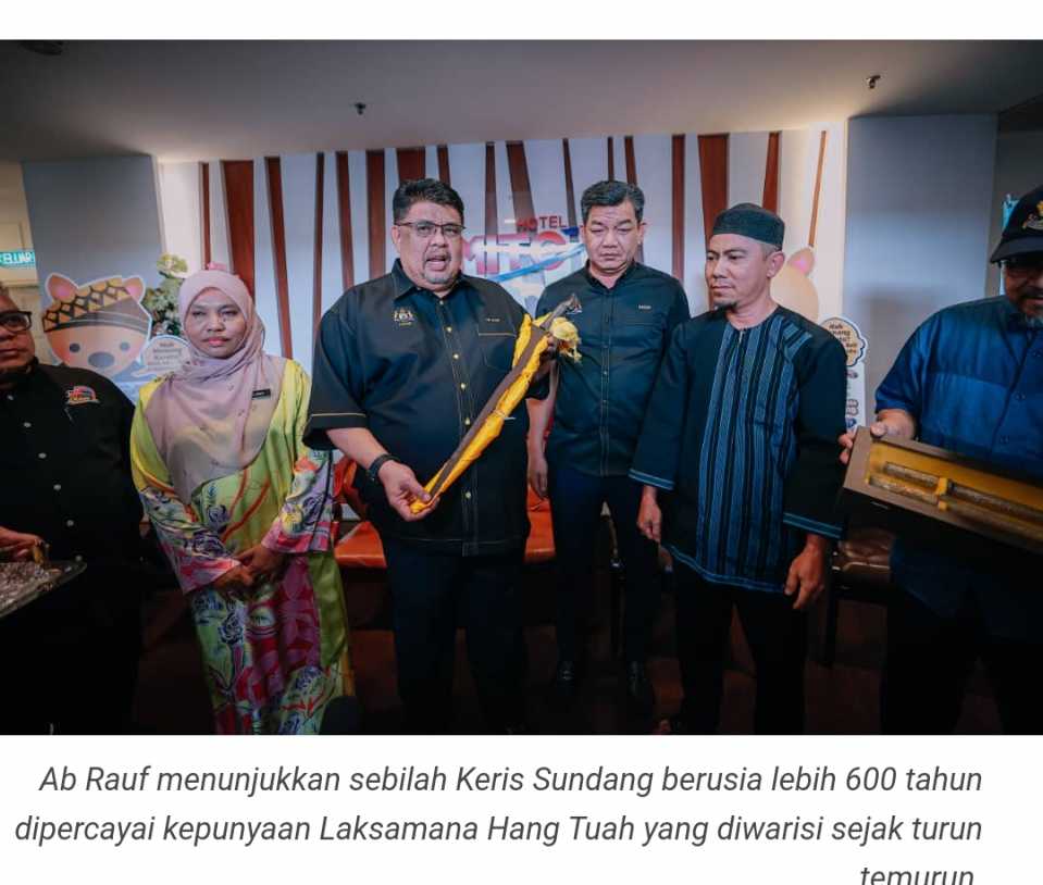 Waris ke 11 Hang Tuah dari Indonesia serah Keris Sundang, Keris Hukum berusia lebih 600 tahun kepada kerajaan Melaka bukti Hang Tuah bukan mitos