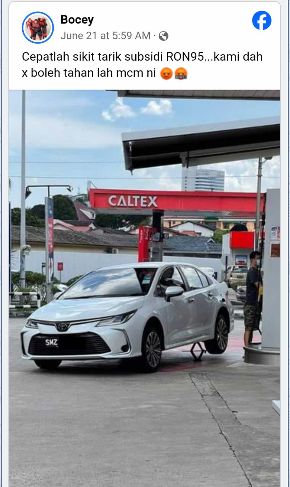 Pemilik kereta singapurapura ambil kesempatan isi minyak RON95?.Netizen gesa subsidi petrol ditarik balik secepat mungkin.Wajar atau tidak?