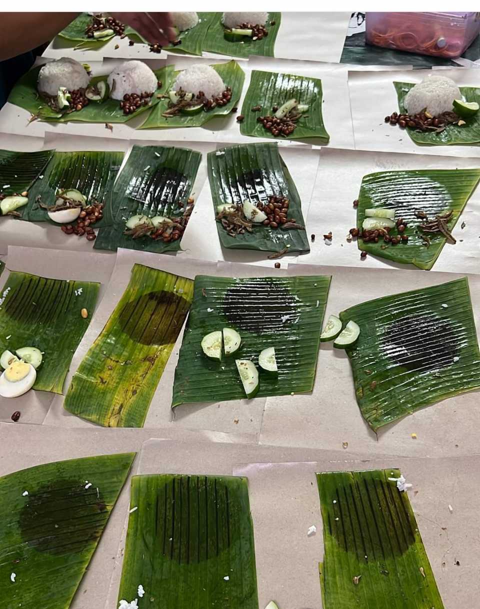 Peniaga nasi lemak pening,pelanggan order nasi 50 bungkus tetapi lambat beritahu nak asing asing bahan