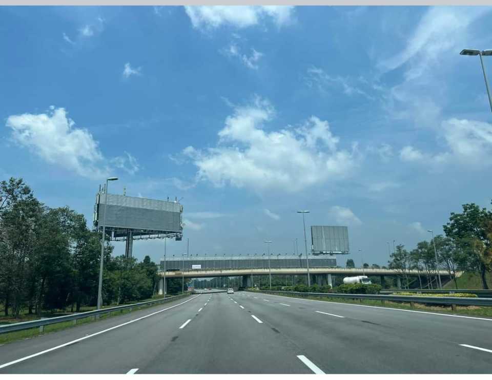 Banyak Billboard kosong dari tol KLIA menuju Airport .Apa yang berlaku ...