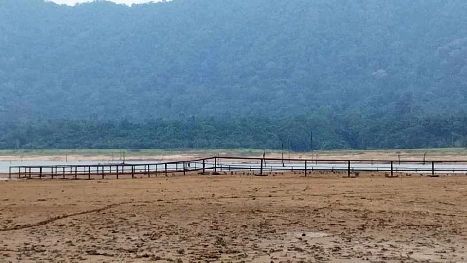 Tanah perkuburan lama kelihatan bila air empangan menyusut