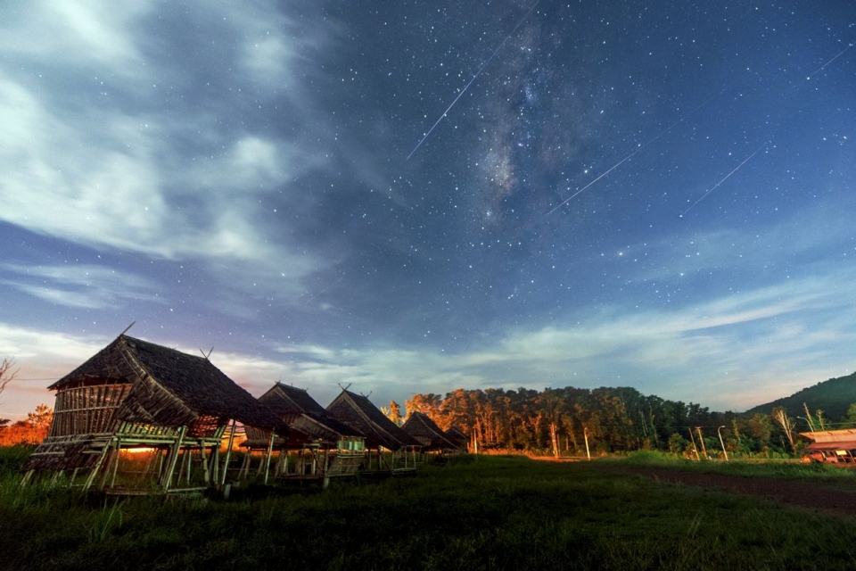 100 meteor sejam lintas langit malam esok