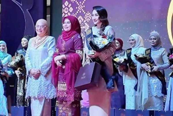 TAHNIAH! Rita Rudaini terima Anugerah Ibu Ikon