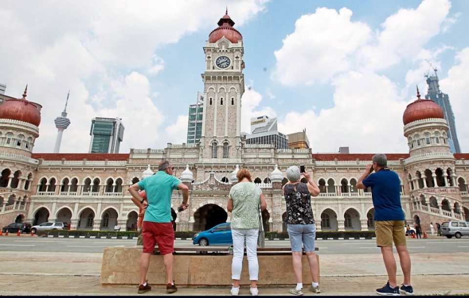 Rakyat Amerika Syarikat (AS) Yang Ingin “lari” Lari Masalah Di Negara Asal Mereka Terbelah Dua Pilih Mahu Tinggal Di Malaysia, Tapi Takut Dengan Undang-Undang Anti-LGBT