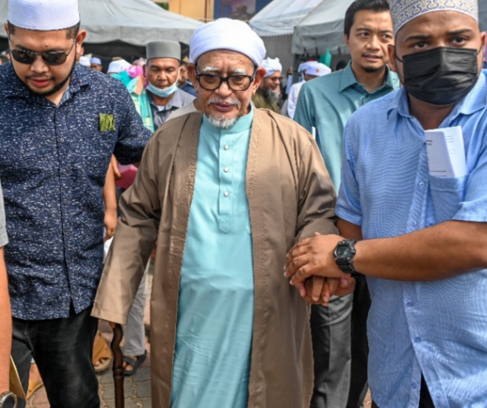 Haji Hadi patut berehat dah. Tapi pengikut dia duk angkat dia ke tahap dewa, kata bekas pemimpin PAS