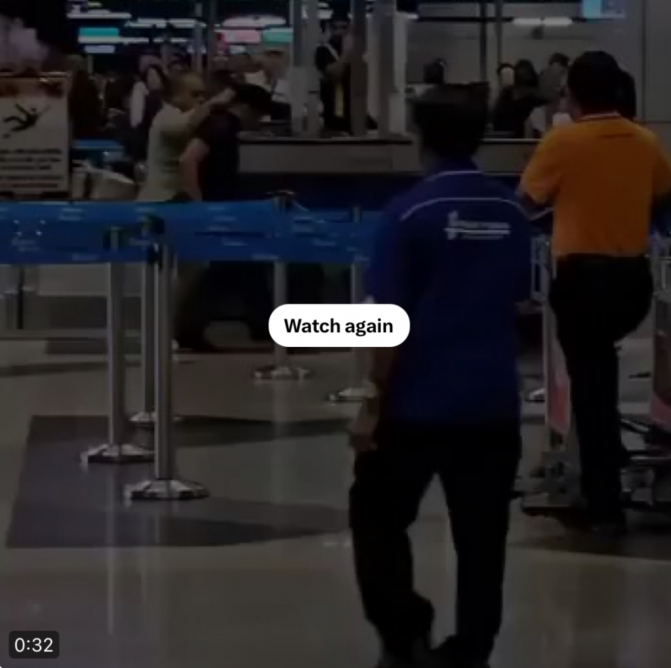 Insiden tumbukan padu abang botak berkurta di KLIA...