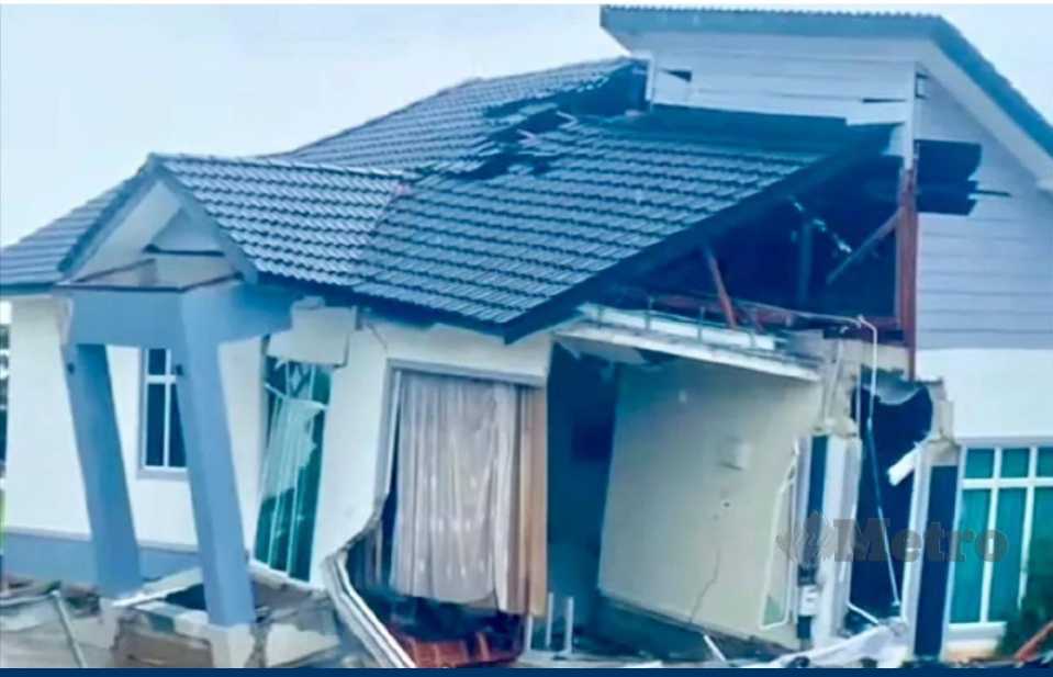 Banjir: Suami isteri menangis lihat rumah musnah