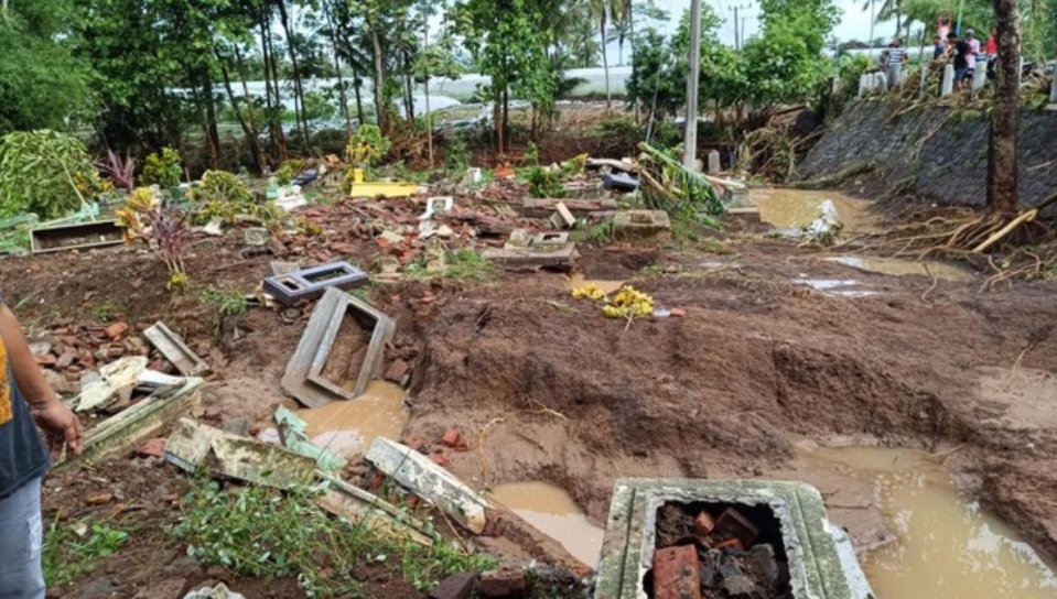 Kubur rosak, jenazah dihanyutkan arus banjir deras