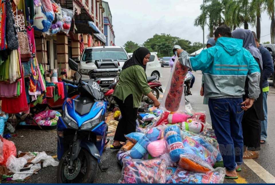 Peniaga Pasar Rantau Panjang lelong barang, kurangkan kerugian akibat banjir