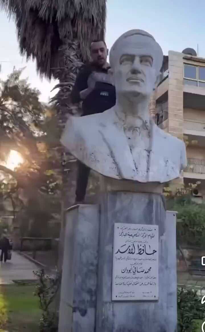 another-statue-of-the-late-hafez-al-assad-was-toppled-in-v0-PP8PMuBTWjqfALnkwZAm.jpg