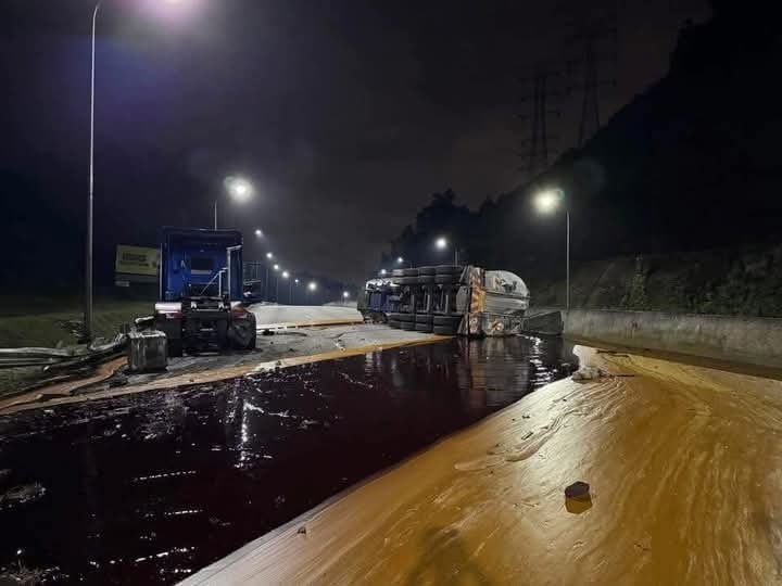 Lori tangki terbalik di Lebuhraya Karak