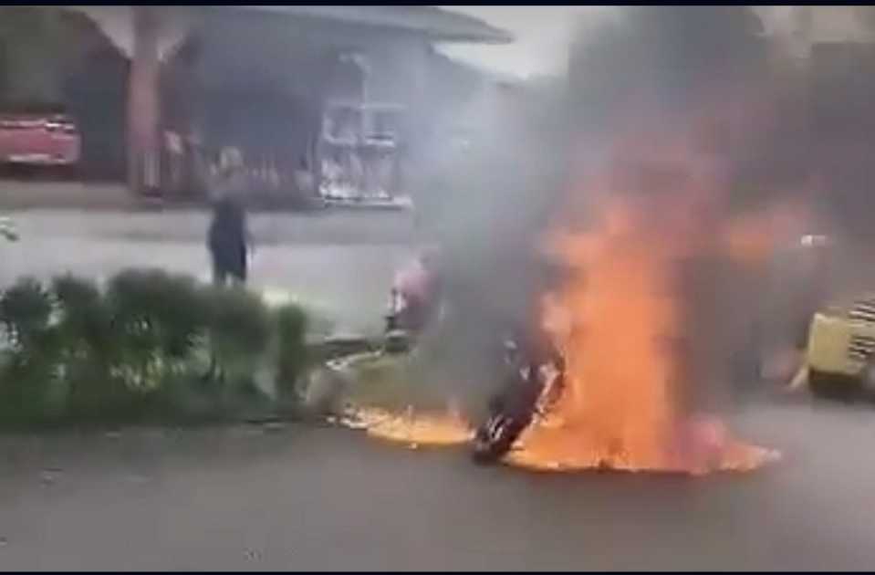 Bukan kereta Honda:Tak Puas Hati Motosikal Ditarik Kerana Tunggakan 20 bulan, Wanita Ini Nekad Bakar Motosikal Tersebut