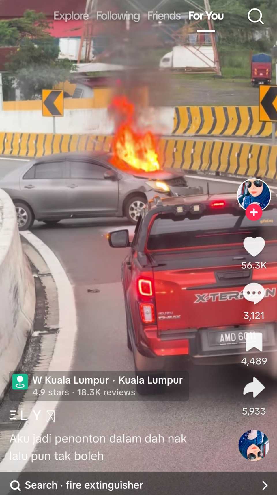 Kereta wanita terbakar selepas kemalangan di Kuala Lumpur.Tiada pemandu dan pengguna jalan raya yang berhenti membantu memadamkan api.