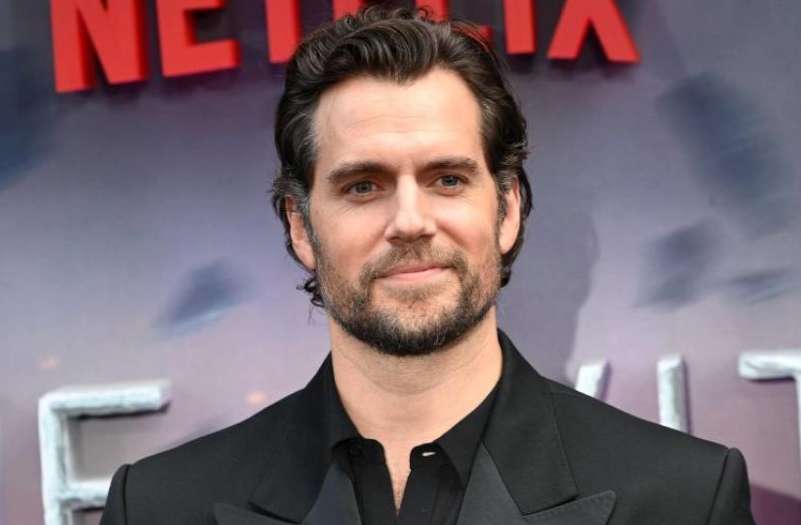 Kongsi foto tolak ‘stroller’, Henry Cavill dah jadi bapa