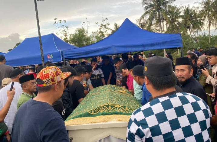 Tanah runtuh-lima sekeluarga maut rumah ditimbus