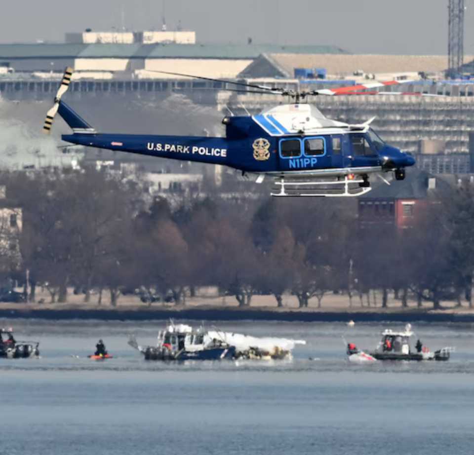 Kapal Terbang American Airlines Bertembung Dgn Heli Tentera; Menjunam ke Sungai Potomac di Amerika