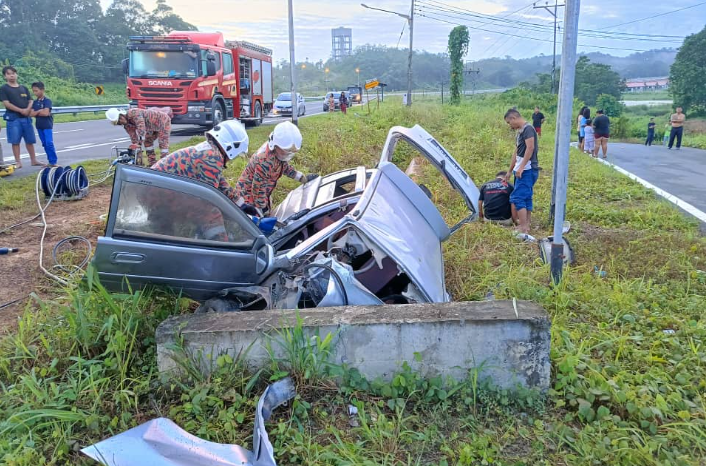 Kereta kancil masuk parit, lima sekeluarga cedera parah