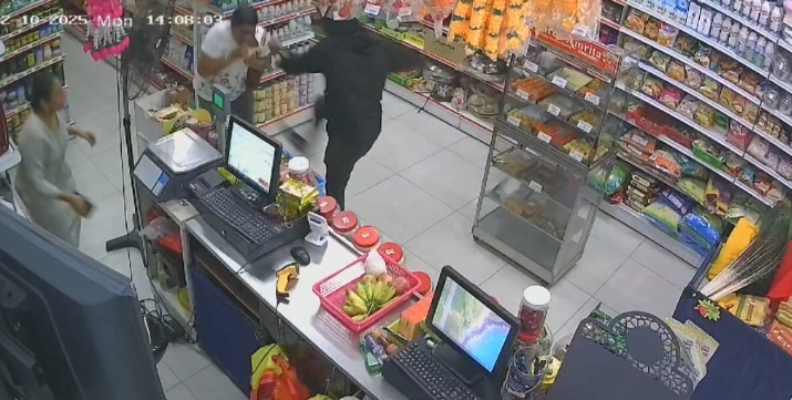 Berparang samun 2 wanita dalam kedai runcit di Klang, larikan rantai RM50,000