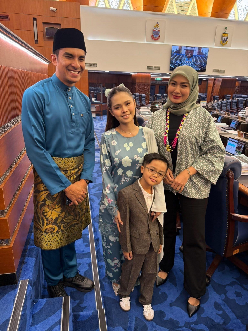 Manisnya Syed Saddiq sedondon berbaju Melayu. Bella Astillah siap bawa anak ke parlimen