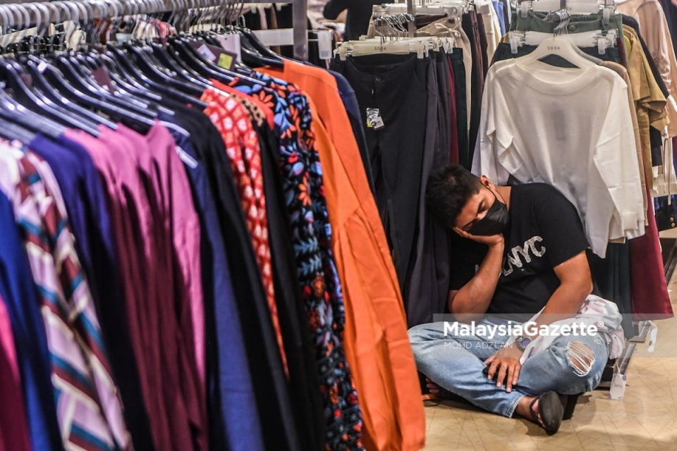 Anak dah pilih 3 baju raya, isteri masih keluar masuk ‘fitting room’. Staf butik sayu tengok suami setia menunggu