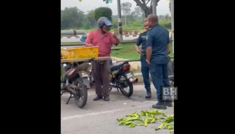 'Saya berniaga hanya untuk sesuap nasi' - penjaja petai