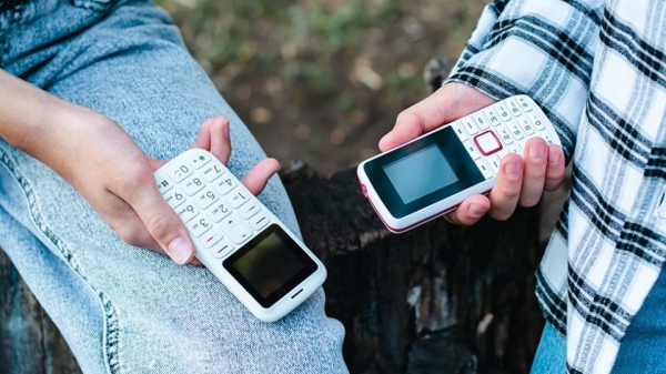 Bermula di Amerika, makin ramai Gen Z dikatakan beralih ke telefon bimbit asas... Bosan dengan smartphone!