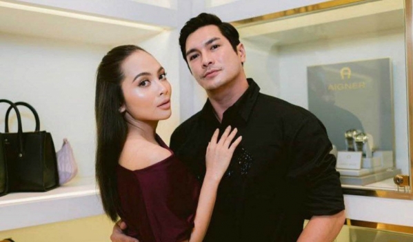 Rajin betul, di mana ada Riena, di situ ada Keith